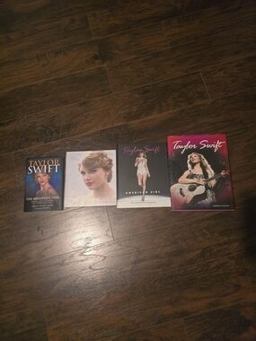 Taylor Swift | Older Book Lot 3 (4)